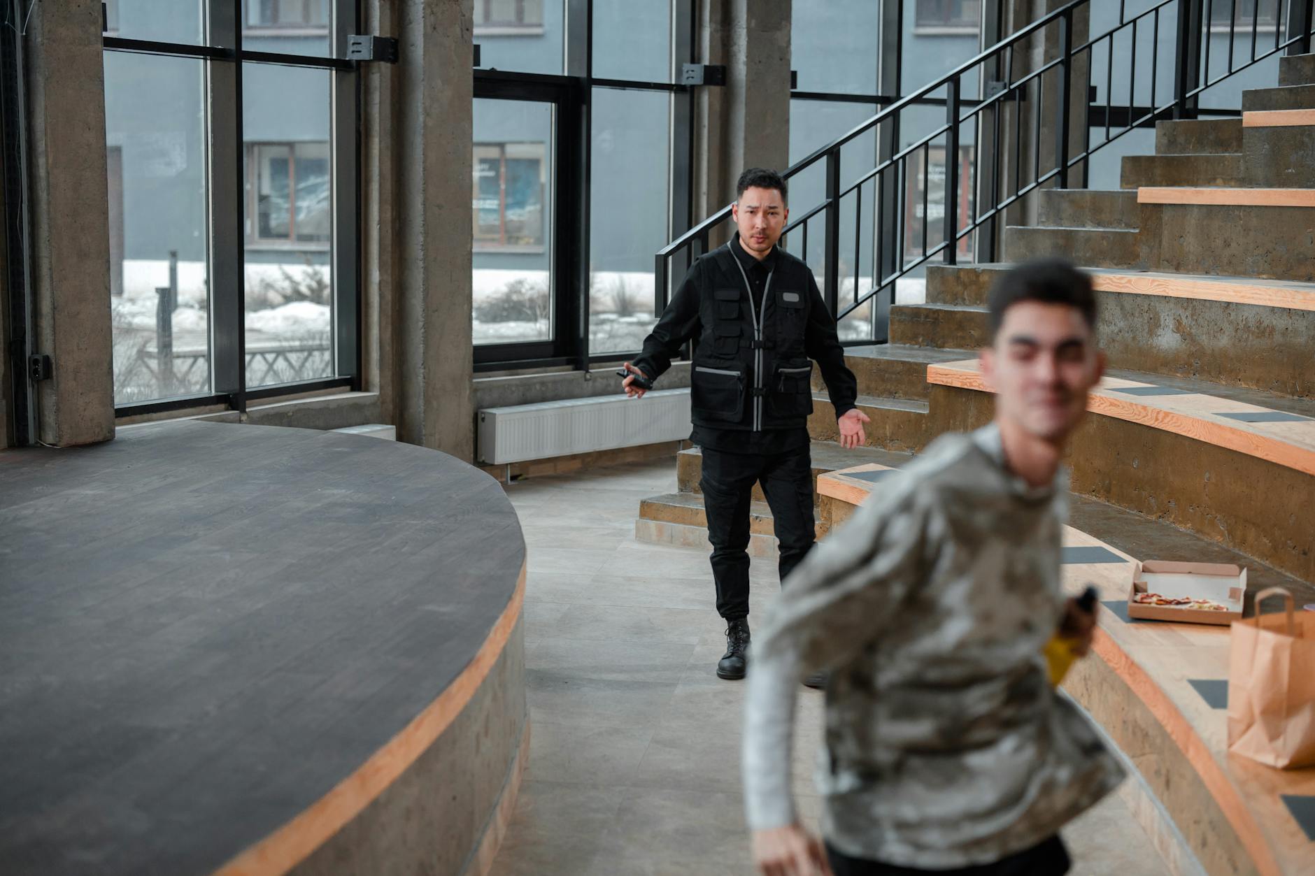 Ochroniarz zatrzymuje młodego mężczyznę biegnącego w budynku