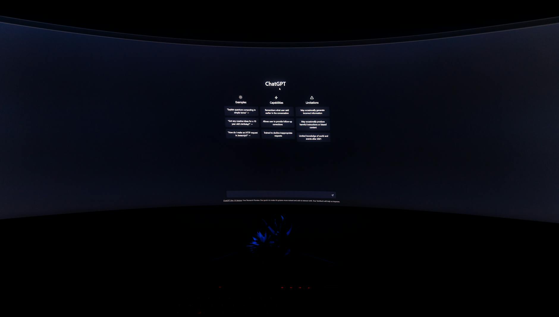 Ciemny ekran komputera z interfejsem ChatGPT w przyciemnionym biurze