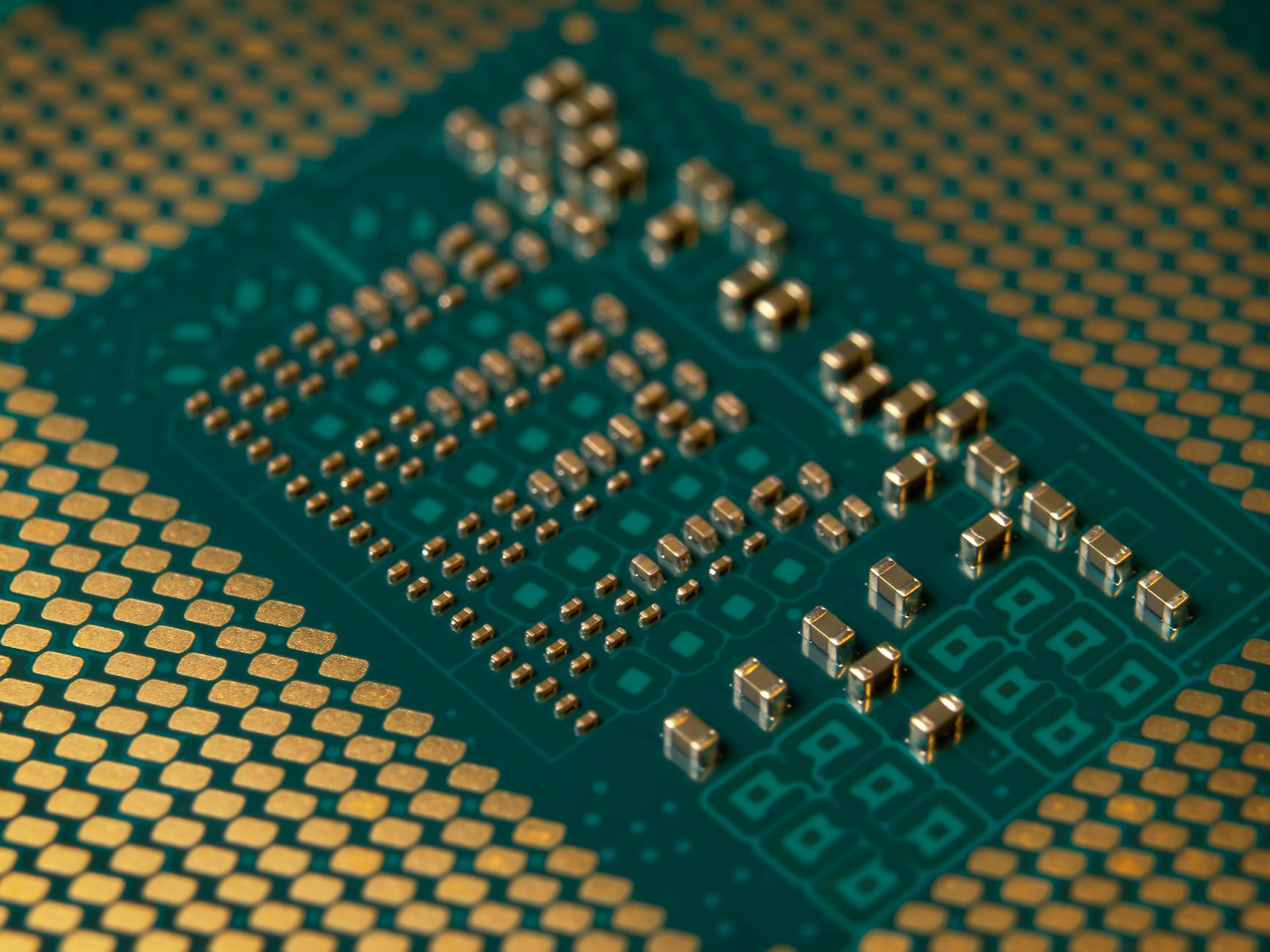 Zbliżenie mikroprocesora z gęstą siecią ścieżek i komponentów