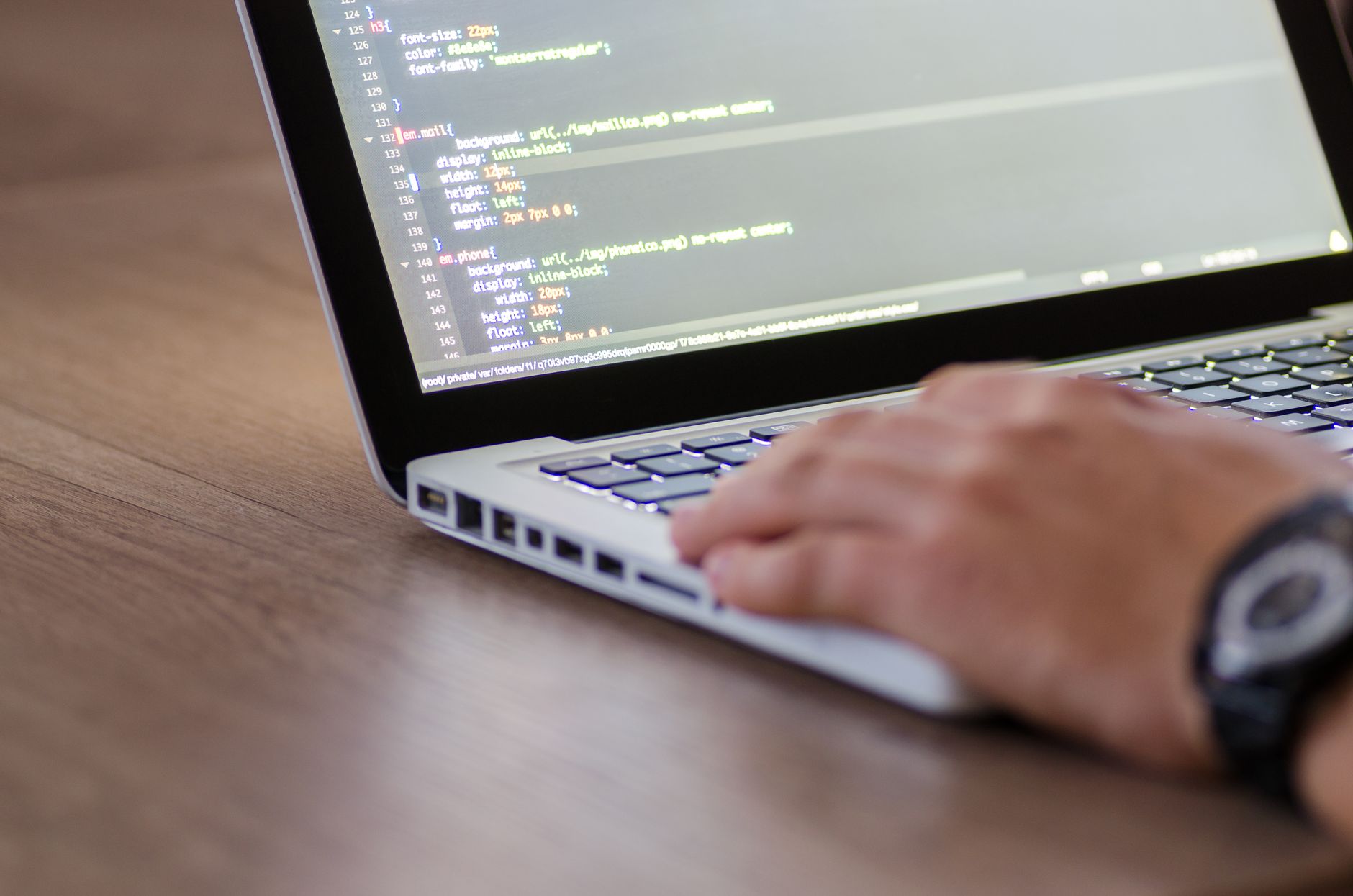 DevOps w dużej organizacji: jak przejść od lokalnych inicjatyw do spójnego modelu operacyjnego