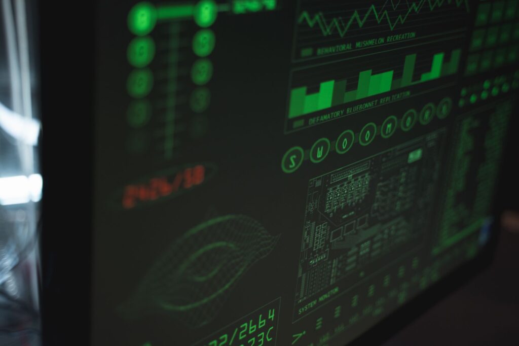 Ekran komputera z interfejsem cyberbezpieczeństwa w zielonych barwach