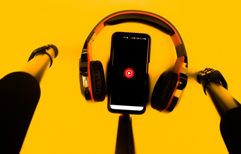 Smartfon ze słuchawkami bezprzewodowymi